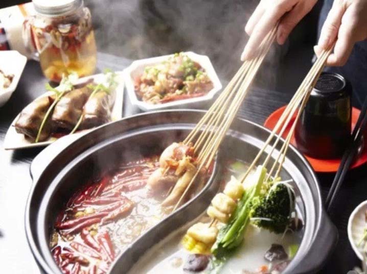 串串香吃出一派熱鬧氣氛