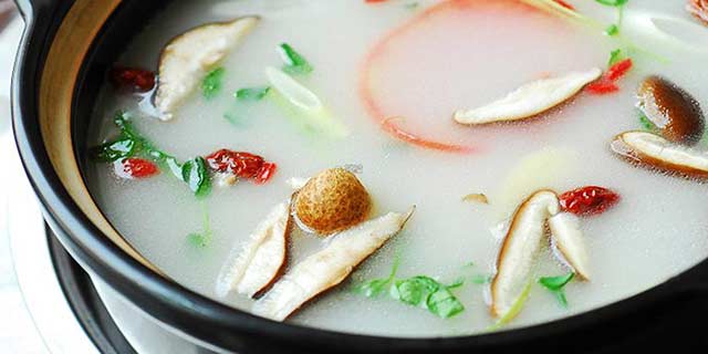 別人在消滅后幾串簽簽時，自己則獨自夾取鍋里的紅棗吃，好東西吃了才更有益身體健康。紅棗熬制的串串香鍋底，不僅味道鮮甜，就連湯底的營養也豐富了不少。當然了，吃紅棗也有些小講究呢。