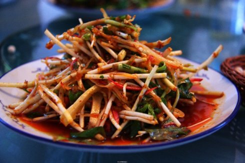 美味何必過多，一串折耳根足矣